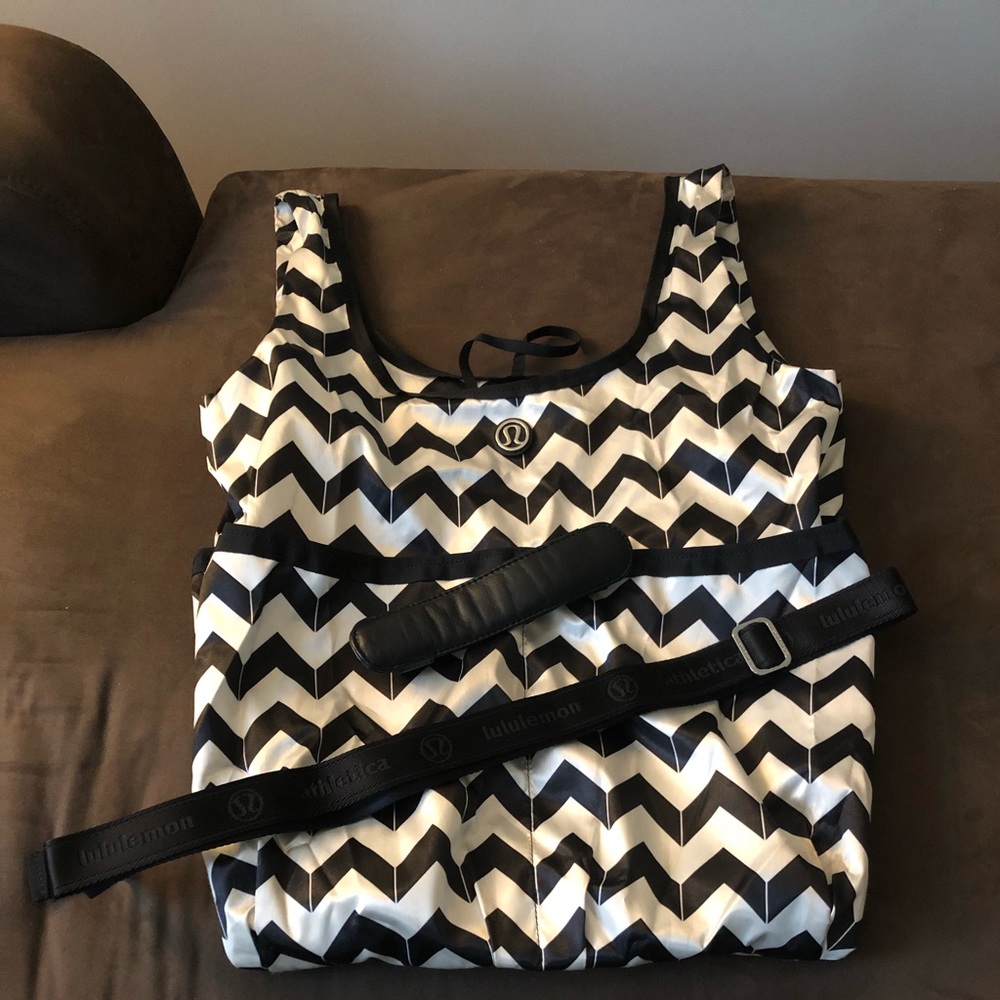 Lululemon shopping bag